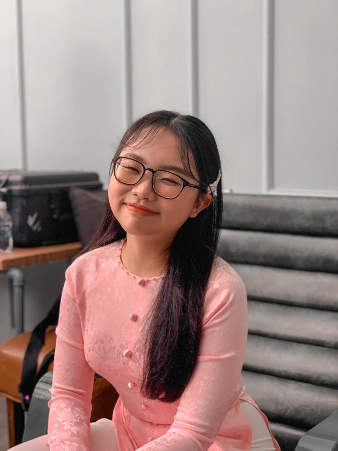  Phong cách của Phương Mỹ Chi khá đa dạng. Ngoài trang phục năng động đời thường, nữ ca sĩ thường diện áo bà ba, áo dài lên sân khấu.