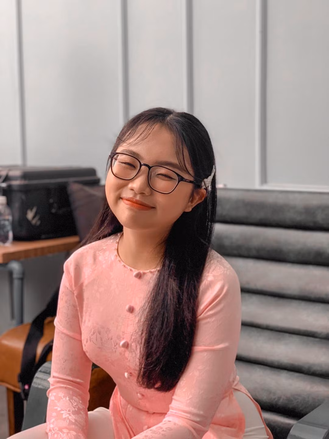  Phong cách của Phương Mỹ Chi khá đa dạng. Ngoài trang phục năng động đời thường, nữ ca sĩ thường diện áo bà ba, áo dài lên sân khấu.