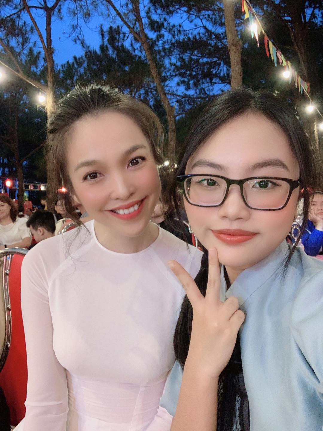 Phương Mỹ Chi khoe nhan sắc trưởng thành bên huấn luyện viên của mình là ca sĩ Hiền Thục.