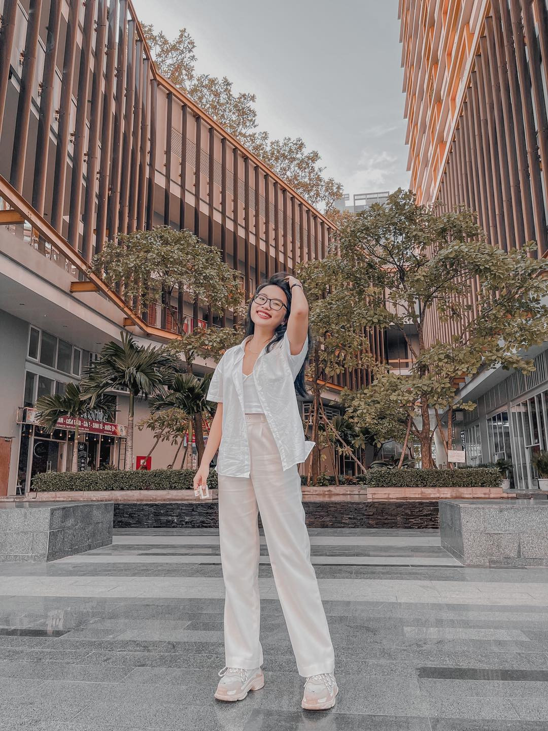 Tuy vậy qua bao nhiêu năm, giọng ca "Quê em mùa nước lũ" vẫn giữ nét nhỏ nhắn xinh xắn và nụ cười rạng rỡ mang "thương hiệu" của riêng mình.