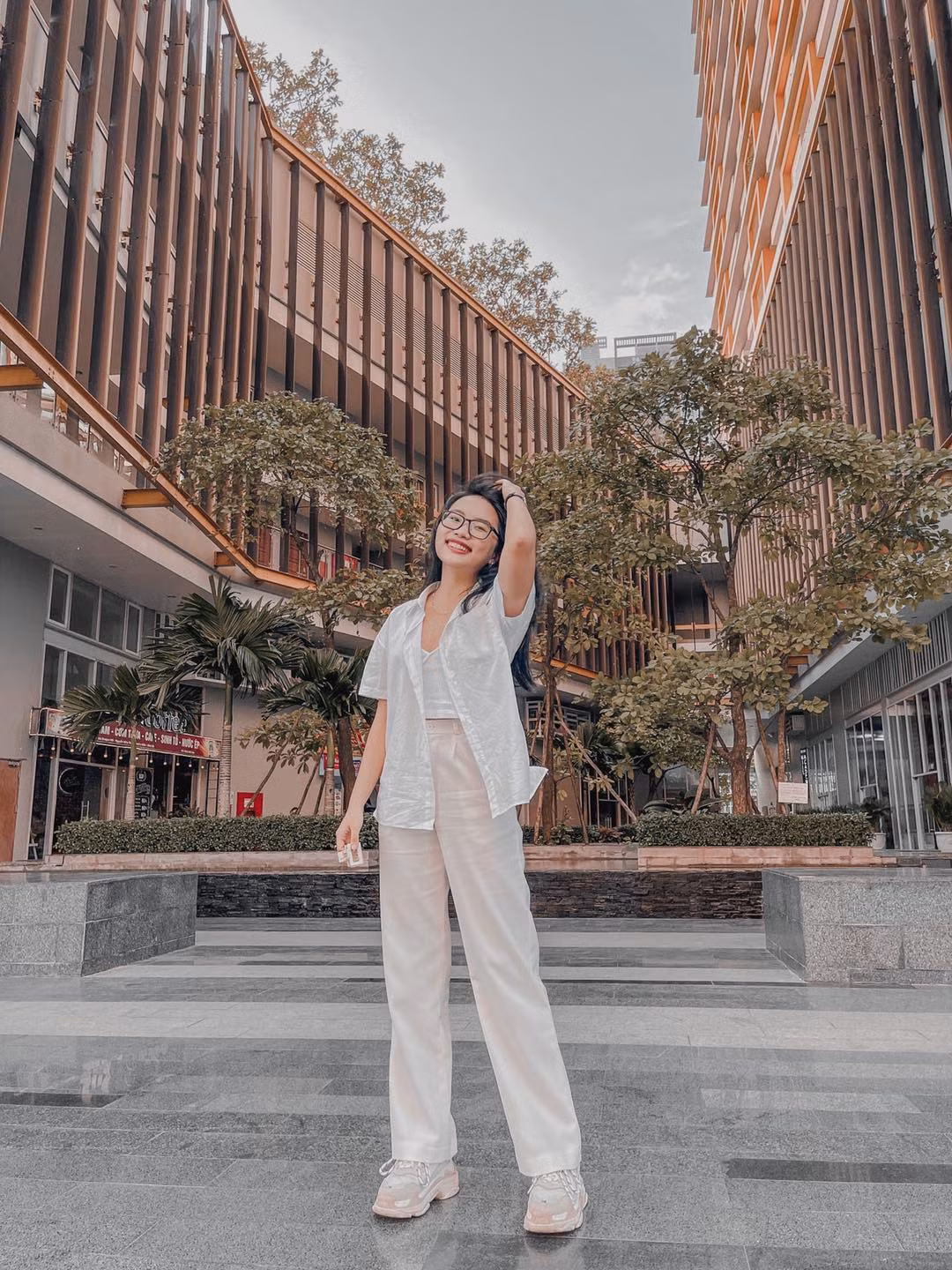 Tuy vậy qua bao nhiêu năm, giọng ca "Quê em mùa nước lũ" vẫn giữ nét nhỏ nhắn xinh xắn và nụ cười rạng rỡ mang "thương hiệu" của riêng mình.