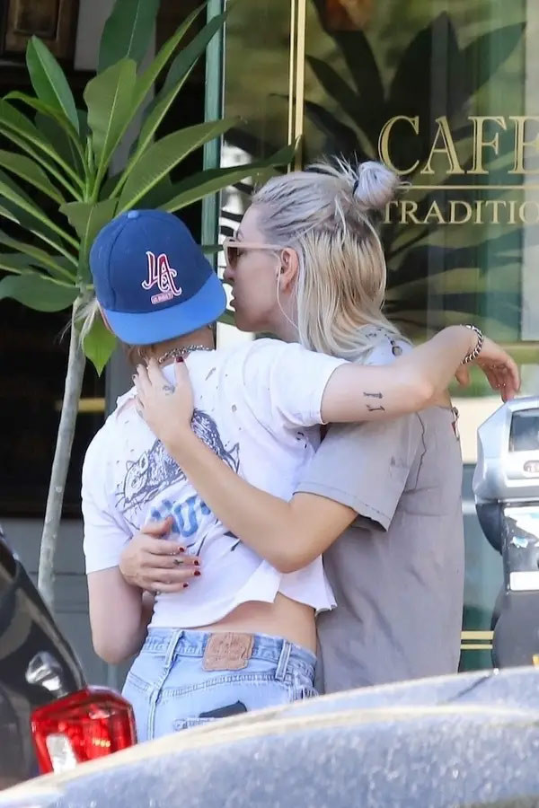 Kristen mê mệt bạn gái tới mức cô ước được gặp Dylan sớm hơn. (Ảnh: Backgrid)