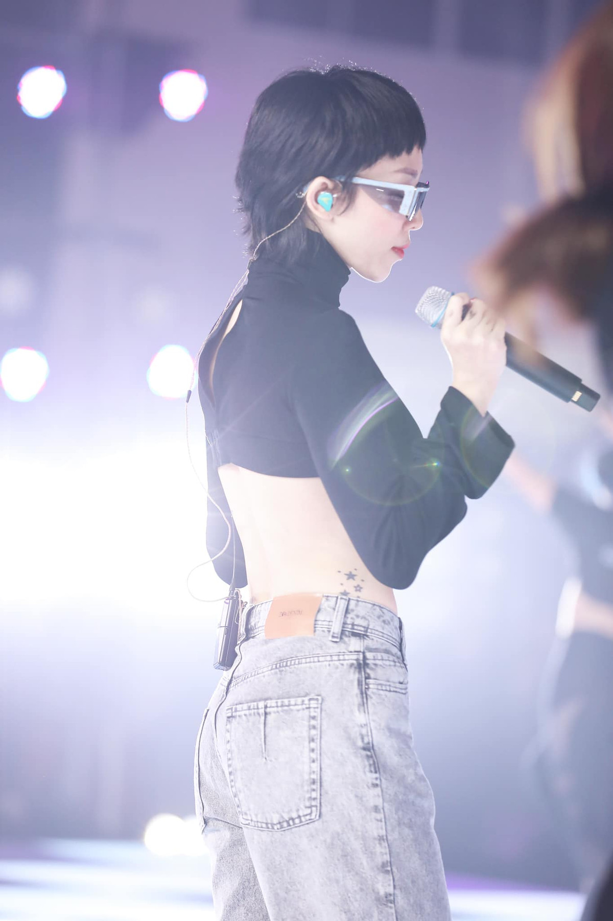 Dù không thể rời mắt khỏi vòng eo thon gọn của Tóc Tiên nhưng không ít người bày tỏ cảm giác "khó ưa" với chiếc áo thiếu vải, cộc đến độ "nóng mắt" của nữ ca sĩ.