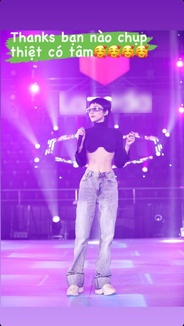 Trước đó, trong ảnh chụp lén của fan, nữ ca sĩ khiến dân tình "nổ đom đóm mắt" vì màn khoe eo thon cực độc với trang phục thừa trên thừa dưới nhưng "trống hoắc ở giữa".