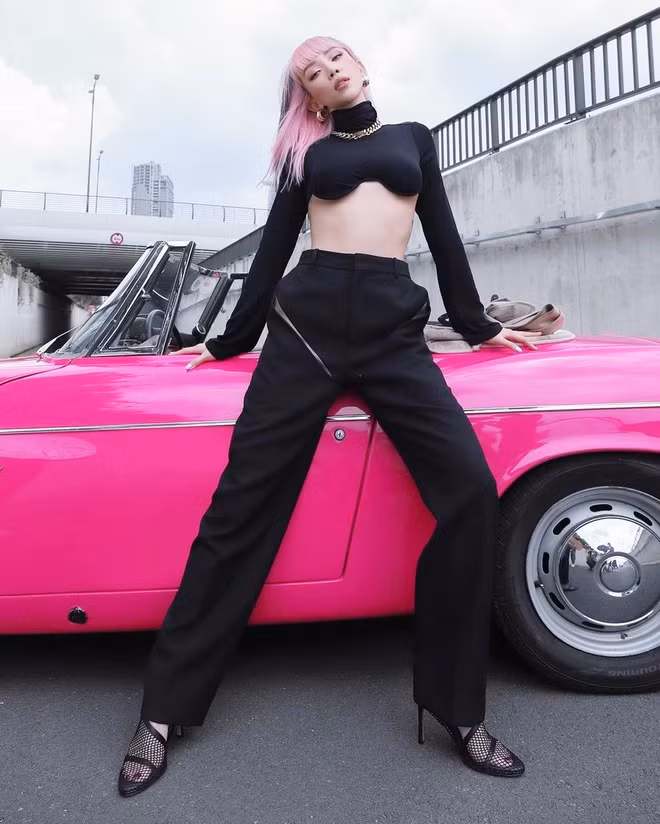 Tóc Tiên từng diện chiếc áo bị fan cho là "siêu dị" hay "phản cảm" này trong bộ ảnh thời trang trước đó.