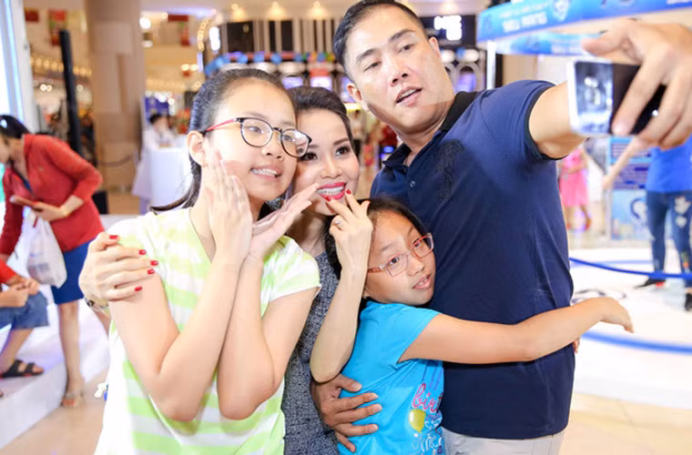 Cẩm Ly cho hai con học trường quốc tế. Cô chia sẻ cả hai bé cùng có năng khiếu nghệ thuật. Hai con tự học nhảy, học hát và rất hăng hái tham gia các hoạt động văn nghệ ở trường.