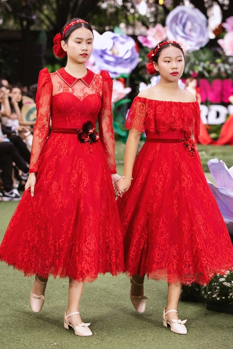 Hai con gái Cẩm Uyên (16 tuổi) và Cẩm Anh (13 tuổi) của Cẩm Ly đã lớn bổng thành thiếu nữ, càng lớn càng xinh.