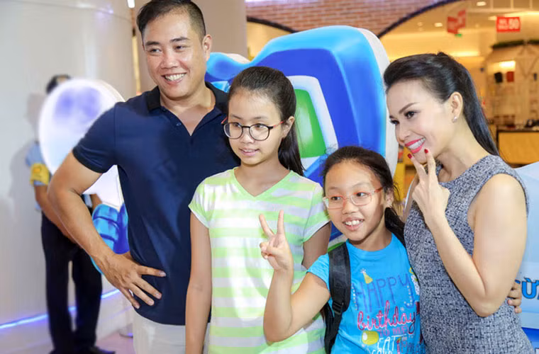 Cẩm Ly cho biết để giữ gìn cuộc hôn nhân 17 năm cô luôn biết tiến lùi đúng lúc và chấp nhận cả cái hay, cái dở của bạn đời. “Cuộc sống không màu hồng như tranh vẽ nên mình phải biết chấp nhận cả cái hay và cái dở luôn song hành”, giọng cá “Chim trắng mồ côi” nói.