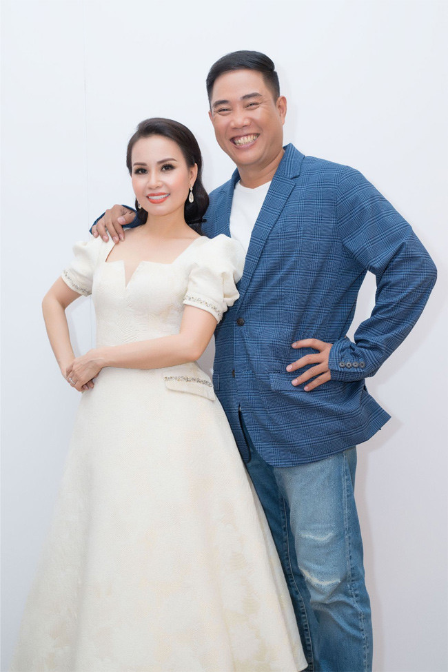 Kể từ khi kết hôn, mọi thành công của cô đều có sự hỗ trợ, định hướng của chồng.