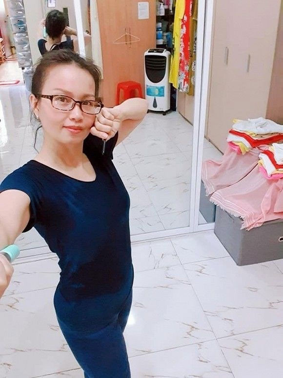 Dù là ngôi sao vừa nổi tiếng, vừa giàu có nhưng ngoài đời, Cẩm Ly là người rất giản dị. “Ly vẫn thích mặc quần jeans, áo thun đi chợ mua đồ cho con, mua đồ ăn về chế biến nấu ăn cho gia đình, tối tối vẫn thích cùng ông xã đi ăn quán cóc hay cùng bạn bè ăn ốc bụi”, nữ ca sĩ chia sẻ.