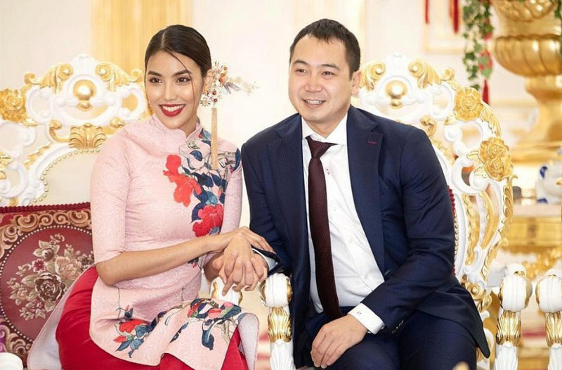 Chồng Lan Khuê xuất thân trong một gia đình giàu có, bề thế. Anh là cháu nội của cố doanh nhân Tư Hường - một trong những nữ doanh nhân nổi tiếng nhất Việt Nam và hiện Tuấn John quản lý một khu resort nổi tiếng ở Nha Trang, là Phó chủ tịch Hiệp hội quảng bá du lịch Nha Trang.