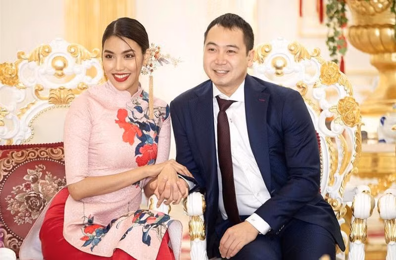 Chồng Lan Khuê xuất thân trong một gia đình giàu có, bề thế. Anh là cháu nội của cố doanh nhân Tư Hường - một trong những nữ doanh nhân nổi tiếng nhất Việt Nam và hiện Tuấn John quản lý một khu resort nổi tiếng ở Nha Trang, là Phó chủ tịch Hiệp hội quảng bá du lịch Nha Trang.