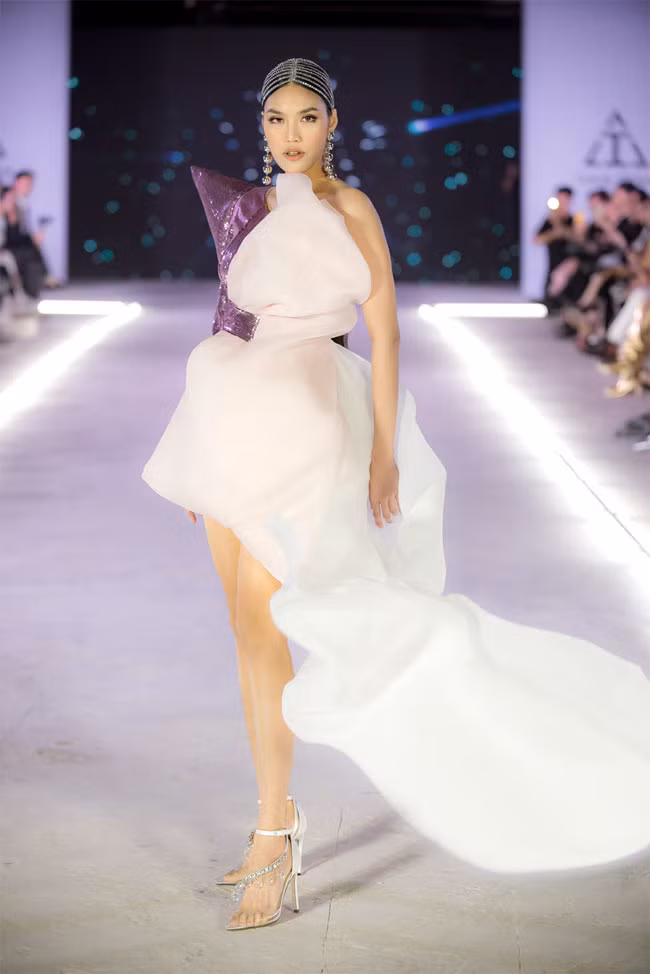 Sau thời gian sinh con, chăm con nhỏ, Lan Khuê lại trở lại với công việc người mẫu, xuất hiện trong các chương trình thời trang lớn và làm đại diện hình ảnh cho nhiều nhãn hàng.