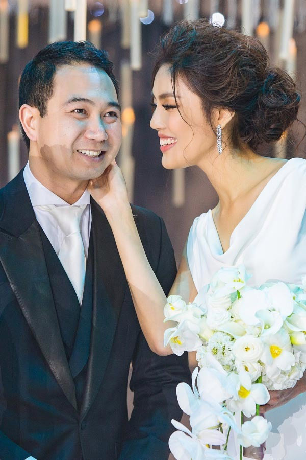 Sau gần 1 năm hẹn hò, Lan Khuê lên xe hoa với chồng, doanh nhân Tuấn John vào tháng 10/2018.