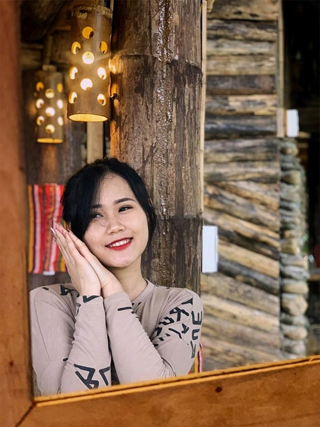 Linh Nhi là con gái đầu lòng của nam ca sĩ với bạn gái đầu. Con gái lớn của Tú Dưa hiện đã 20 tuổi và cũng theo nghiệp ca sĩ giống bố.