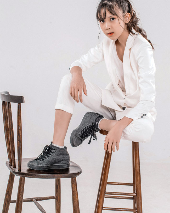 Lam Phương là con gái thứ ba trong gia đình và là con gái thứ hai của Tú Dưa và Thúy Hiền. Không chọn theo nghiệp hát như hai chị, Lam Phương học võ giống mẹ. (Ảnh: Vietnamnet)