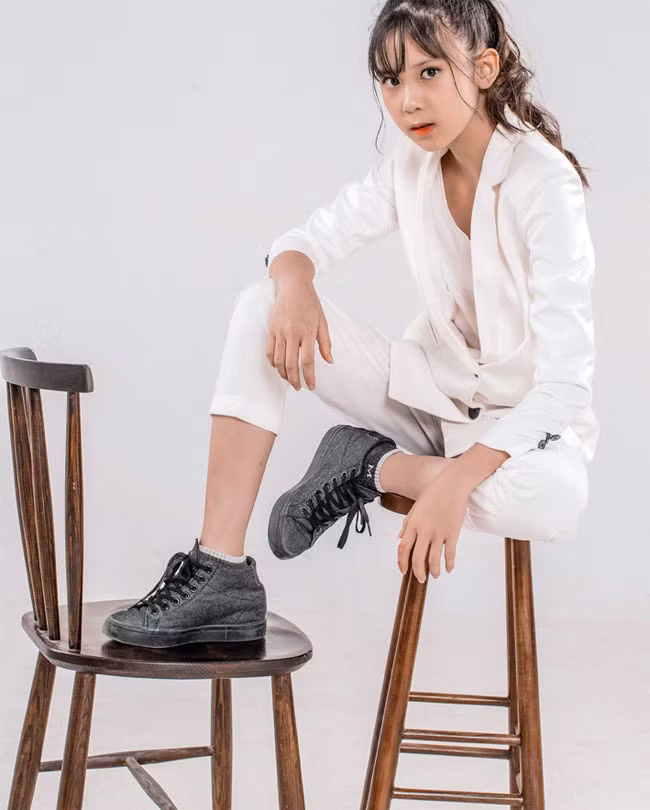 Lam Phương là con gái thứ ba trong gia đình và là con gái thứ hai của Tú Dưa và Thúy Hiền. Không chọn theo nghiệp hát như hai chị, Lam Phương học võ giống mẹ. (Ảnh: Vietnamnet)