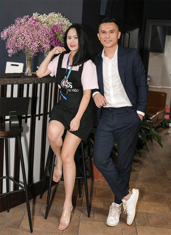 Linh Nhi đang là sinh viên khoa Thanh nhạc, hệ trung cấp của ĐH Văn hóa Nghệ thuật Quân đội. Con gái lớn của Tú Dưa còn tập viết những ca khúc đầu tay dưới sự dẫn dắt của bố.