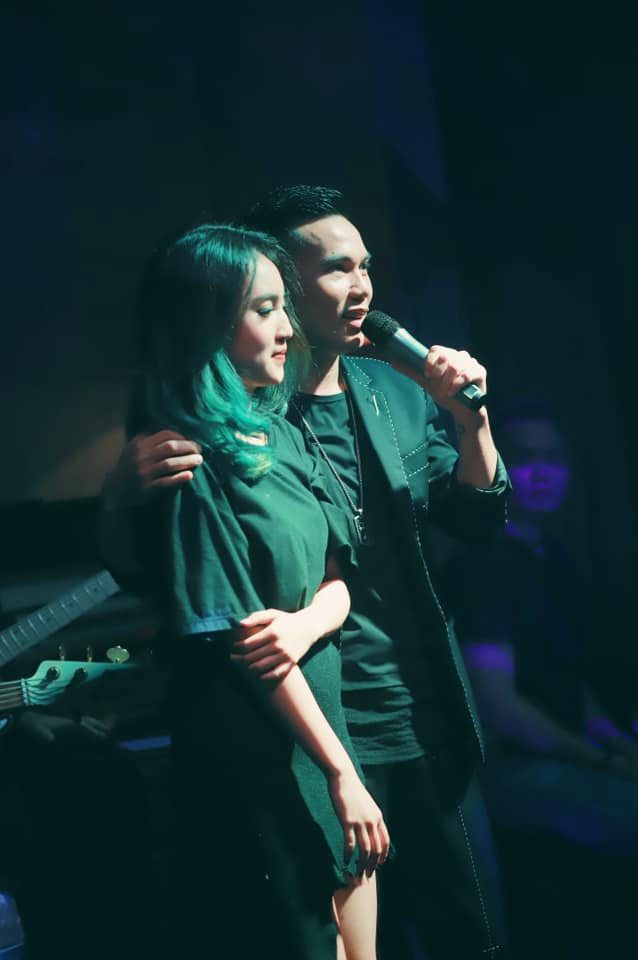 Thỉnh thoảng, Ngân Hà xuất hiện trên sân khấu biểu diễn cùng bố.