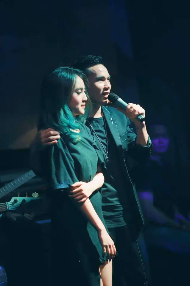 Thỉnh thoảng, Ngân Hà xuất hiện trên sân khấu biểu diễn cùng bố.