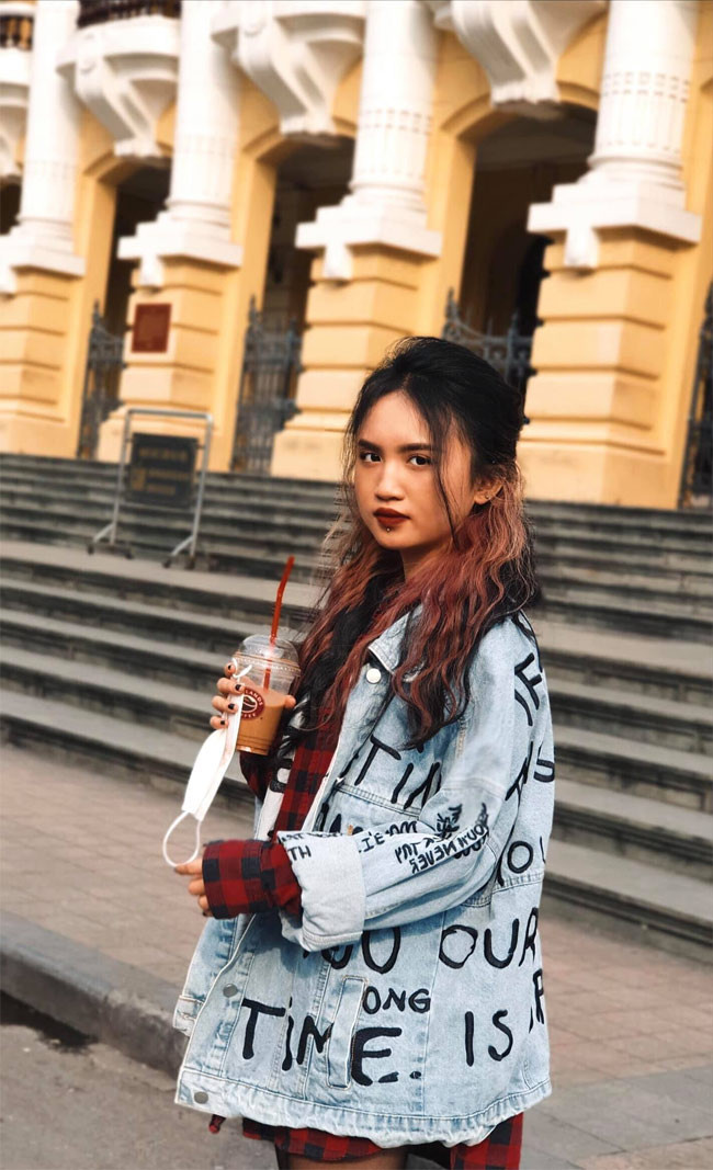 Bước vào tuổi 17, Ngân Hà ngày càng cá tính. Theo chia sẻ của Tú Dưa, trong số 3 cô con gái thì Ngân Hà bộc lộ rõ cá tính và năng khiếu nghệ thuật nhất.