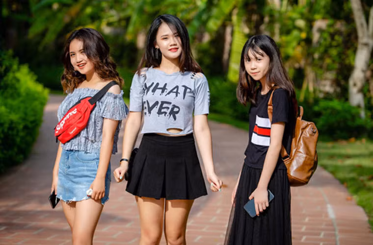 Ba con gái của Tú Dưa đã lớn và rất xinh đẹp, tài năng.