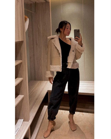 Áo khoác da lộn kết hợp lông cừu, quần ống bom là set đồ Văn Mai Hương chọn mặc đi chơi trong một ngày đông.