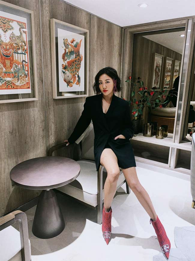 Áo vest đen dáng dài style giấu quần kết hợp với boot đỏ, Văn Mai Hương kín đáo nhưng vẫn vô cùng quyến rũ.