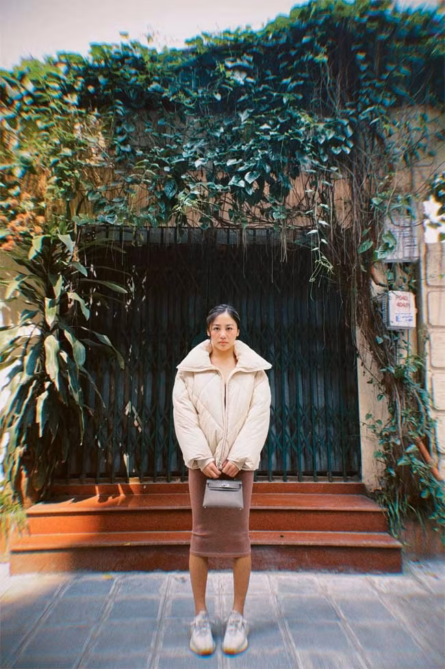 Trong những ngày giá rét, nữ ca sĩ gốc Hà thành chọn chiếc áo phao màu trắng ngà khoác ngoài, bên trong là chiếc váy len ôm sát.