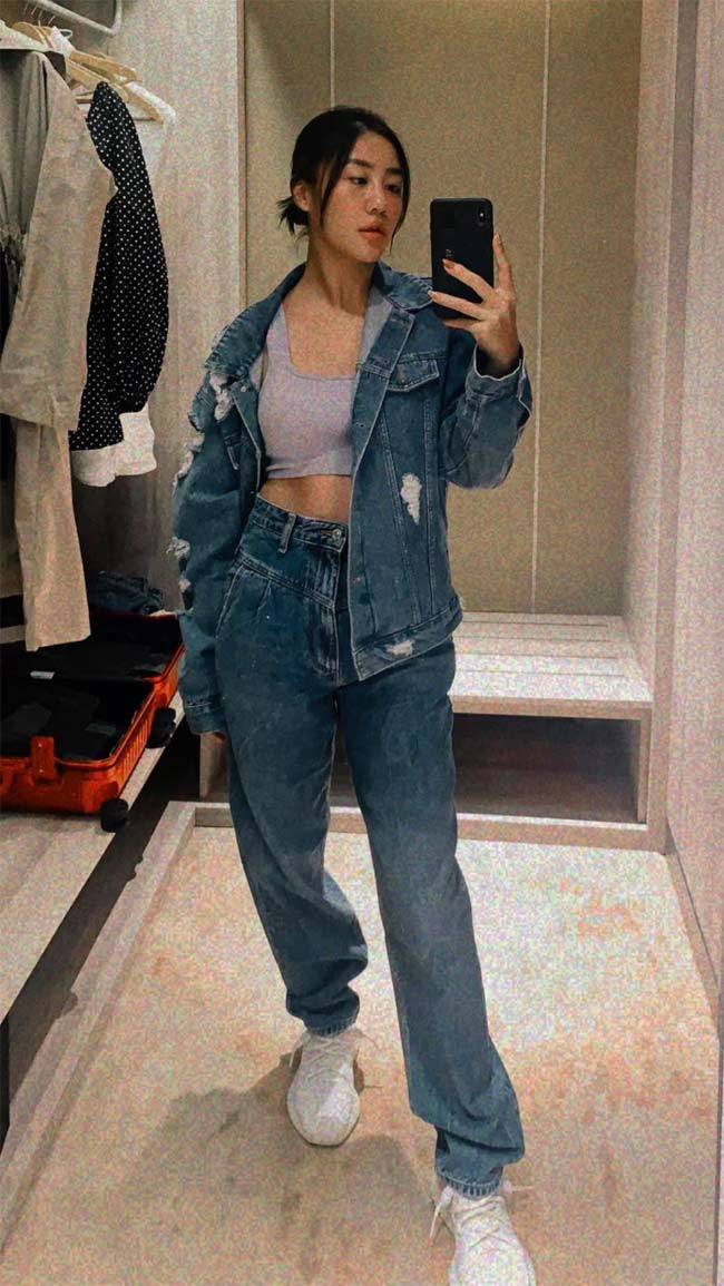 Giọng ca "Ước mơ của mẹ" thật kool ngầu với cả cây jeans kết hợp với giầy thể thao.