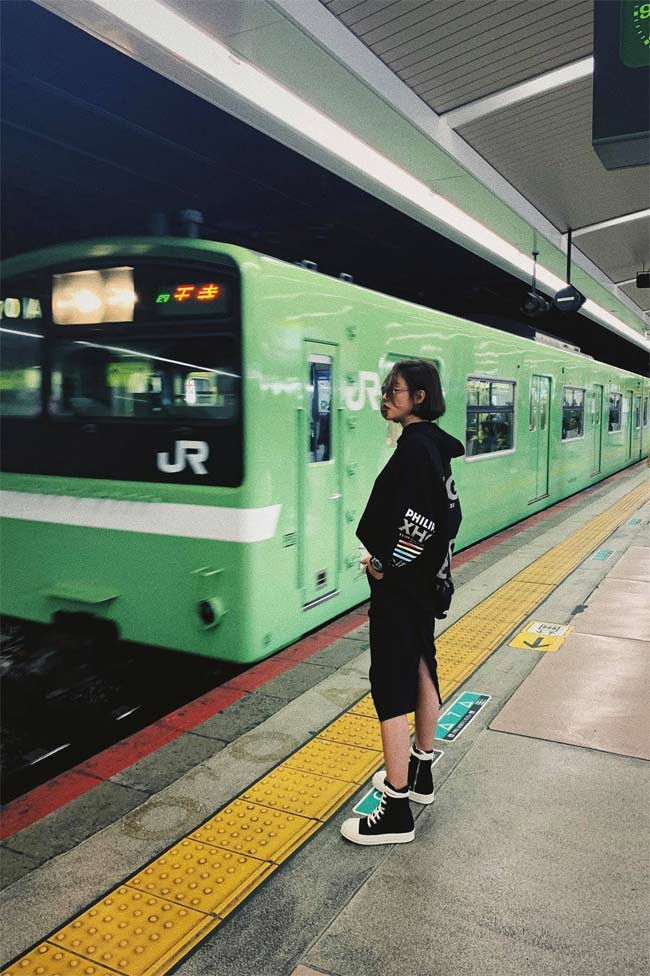 Áo hoodie màu đen, chân váy len cùng màu áo kết hợp với đôi giày vải cao cổ, trông nữ ca sĩ như cô sinh viên đi dạo phố mùa đông.