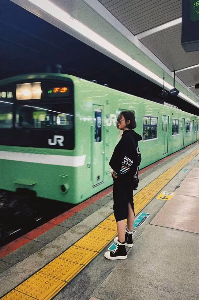 Áo hoodie màu đen, chân váy len cùng màu áo kết hợp với đôi giày vải cao cổ, trông nữ ca sĩ như cô sinh viên đi dạo phố mùa đông.