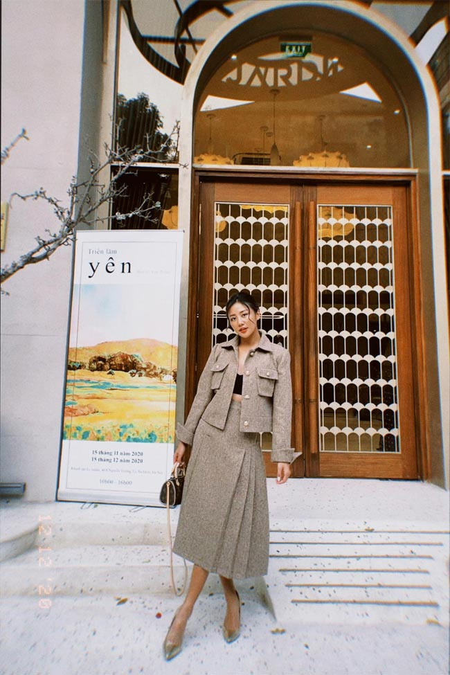 Trong những ngày chớm đông, ca sĩ Văn Mai Hương xinh đẹp với outfit rất hài hòa giữa vẻ nữ tính của chân váy midi và vẻ khoẻ khoắn của chiếc áo khoác.