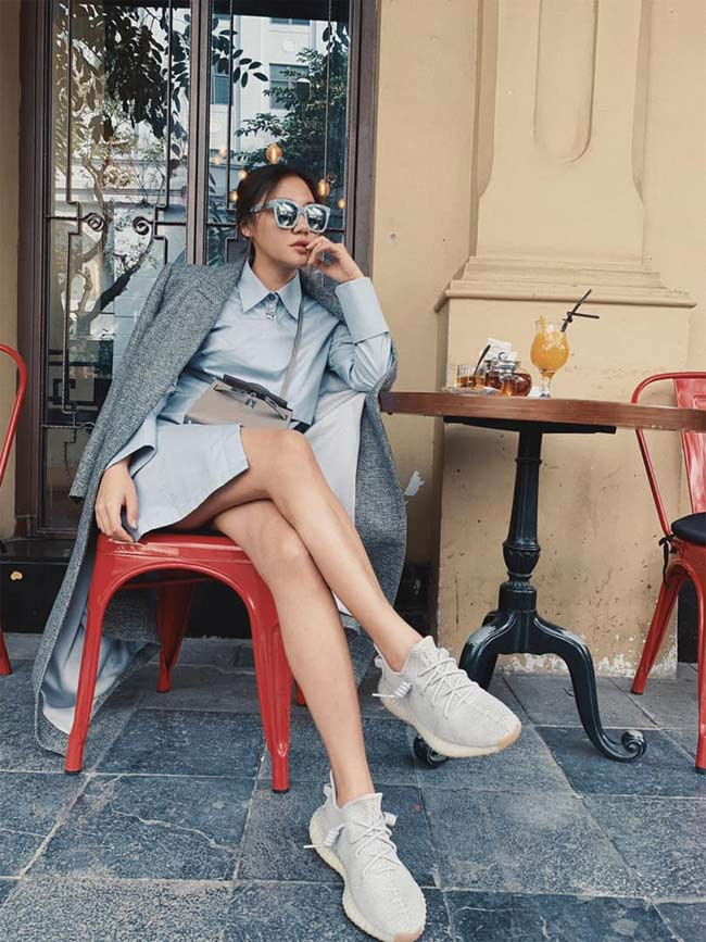 Từ váy, áo khoác dạ, giày thể thao, á quân Vietnam Idol 2010 đều chọn cho mình tông màu ghi đá, biến hoá thành một quý cô sang chảnh.