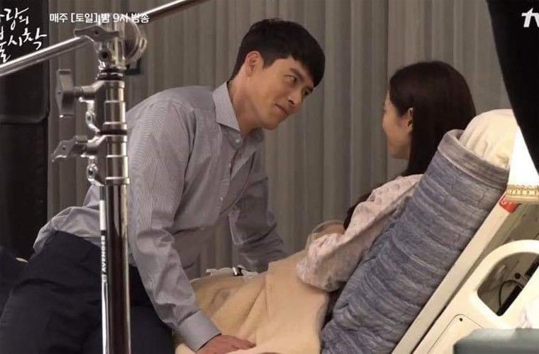 Thậm chí có cảnh Hyun Bin còn vội vàng tiến tới hôn Son Ye Jin dù cho nữ diễn viên vẫn chưa thực hiện xong lời thoại của mình khiến Son Ye Jin lập tức che miệng nên nam diễn viên này đã lườm tỏ vẻ giận dỗi trong một phân cảnh ở tập 14 “Hạ cánh nơi anh”.