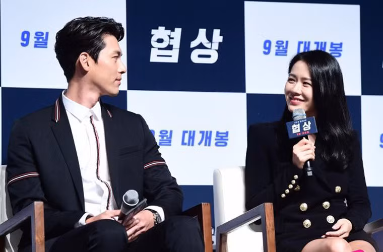 Cả hai nhìn nhau đắm đuối như quên hết mọi người xung quanh trong buổi họp báo phim "Cuộc đàm phán sinh tử".