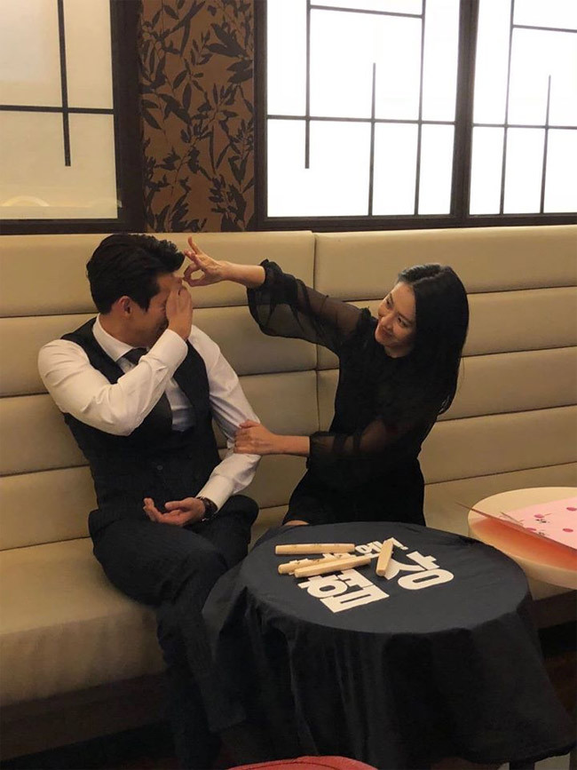 Nam tài tử sinh năm 1982 khẳng định Son Ye Jin là sao nữ anh có nhiều cảm tình nhất khi đóng cặp. "Tôi như đắm chìm trong vẻ đẹp và khả năng nhập vai của Son Ye Jin. Qua hai phim đóng chung, tôi thấy cô ấy là diễn viên chăm chỉ, làm việc hiệu quả bất kể thời gian, địa điểm", Hyun Bin chia sẻ.