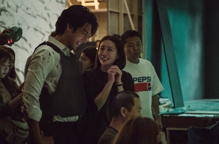 Ánh mắt lấp lánh cười và trìu mến Son Ye Jin dành cho bạn diễn Hyun Bin ở hậu trường phim "Cuộc đàm phán sinh tử".