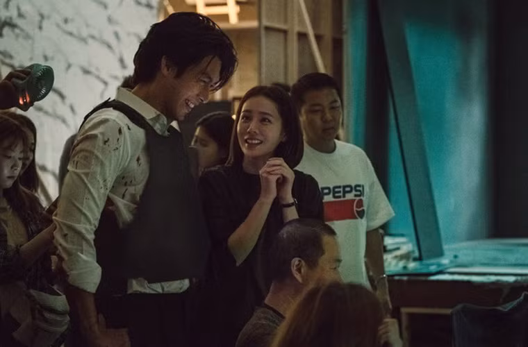 Ánh mắt lấp lánh cười và trìu mến Son Ye Jin dành cho bạn diễn Hyun Bin ở hậu trường phim "Cuộc đàm phán sinh tử".