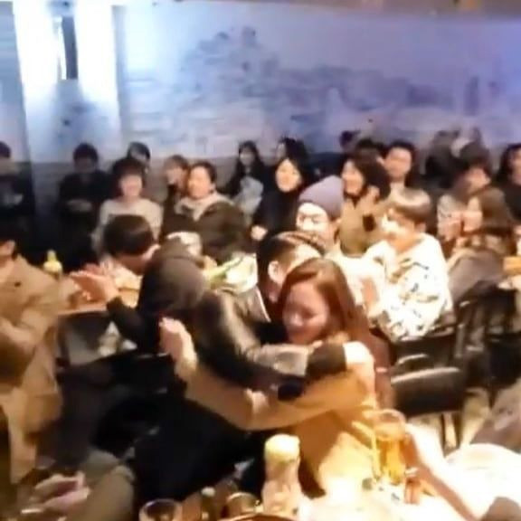 Trong buổi mừng thành công của phim “Hạ cánh nơi anh”, Son Ye Jin và Hyun Bin dành cho nhau cử chỉ quấn quít không rời khiến fan lúc đó tin chắc rằng cả hai tình trong như đã mặt ngoài còn e.