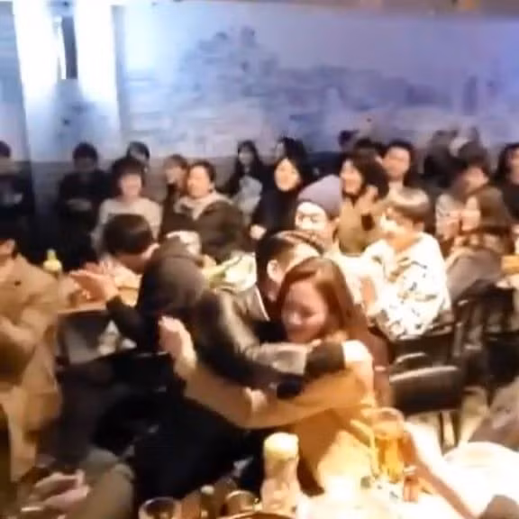 Trong buổi mừng thành công của phim “Hạ cánh nơi anh”, Son Ye Jin và Hyun Bin dành cho nhau cử chỉ quấn quít không rời khiến fan lúc đó tin chắc rằng cả hai tình trong như đã mặt ngoài còn e.