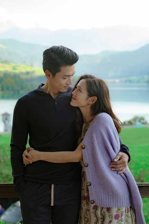 Còn Son Ye Jin cũng dành lời có cánh cho người yêu: "Hyun Bin là diễn viên tuyệt vời nhất tôi từng biết. Phim của anh, tôi xem không sót bộ nào, càng xem càng thích”.