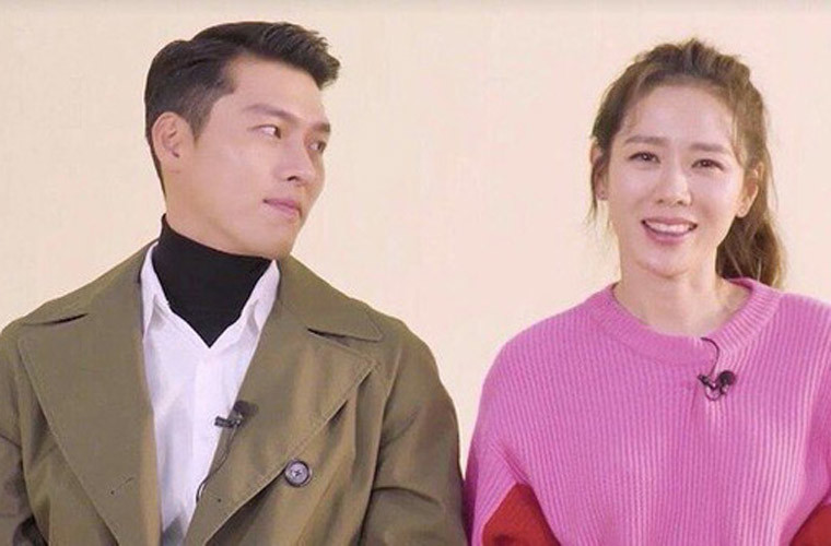 Hyun Bin không giấu được ánh mắt của kẻ si tình dành cho Son Ye Jin trong một buổi gặp gỡ báo chí. Đầu tháng 1/2021, Dispatch tiết lộ, Son Ye Jin và Hyun Bin bắt đầu tìm hiểu từ tháng 3/2020. Một trợ lý chia sẻ: "Họ quay hai bộ phim với nhau, bắt đầu có cảm xúc với đối phương nhưng khá thận trọng khi hẹn hò".