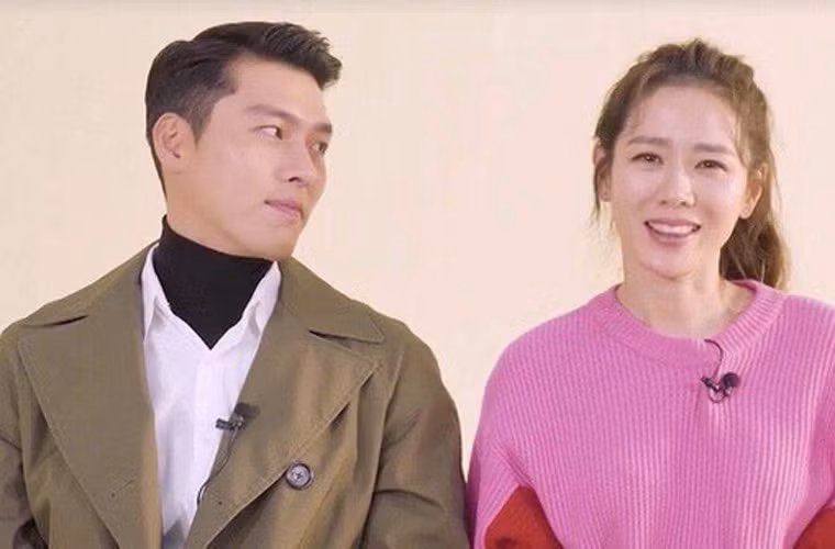 Hyun Bin không giấu được ánh mắt của kẻ si tình dành cho Son Ye Jin trong một buổi gặp gỡ báo chí. Đầu tháng 1/2021, Dispatch tiết lộ, Son Ye Jin và Hyun Bin bắt đầu tìm hiểu từ tháng 3/2020. Một trợ lý chia sẻ: "Họ quay hai bộ phim với nhau, bắt đầu có cảm xúc với đối phương nhưng khá thận trọng khi hẹn hò".