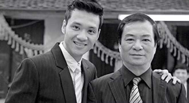 NSND Khải Hưng trải qua hai lần đò. Người vợ đầu có với ông một con trai duy nhất là đạo diễn Khải Anh và người vợ thứ hai có một cô con gái.