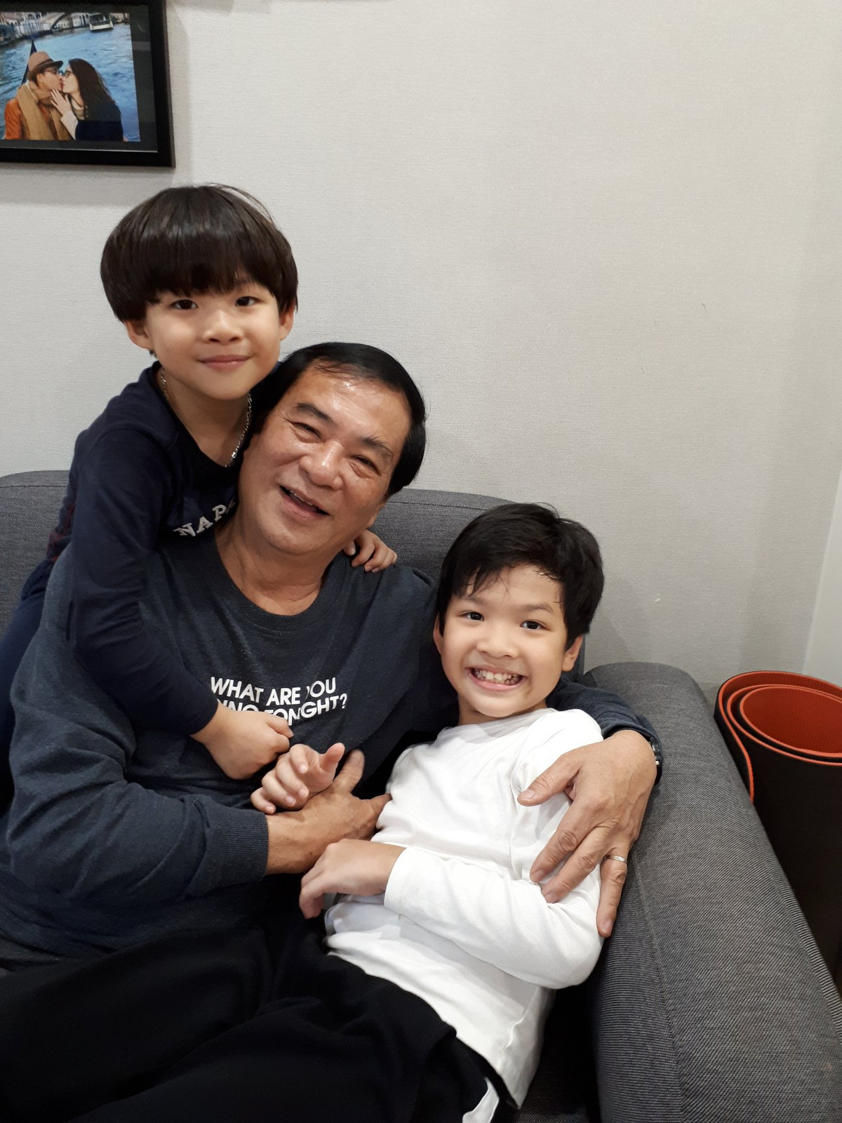 Sau hai cuộc hôn nhân đổ vỡ, hiện tại đạo diễn Khải Hưng sống quây quần bên con cháu. Ông từng chia sẻ thấy hài lòng với cuộc sống hiện tại.