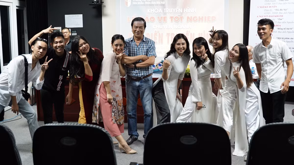 Hình ảnh vị đạo diễn tài năng bên các học trò trong Lễ bảo vệ tốt nghiệp.