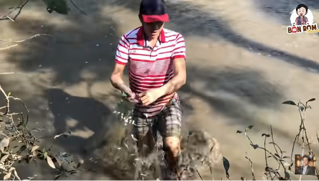Nam danh hài hóa người nông dân thực thụ khi tự tay đi đánh bắt cá.