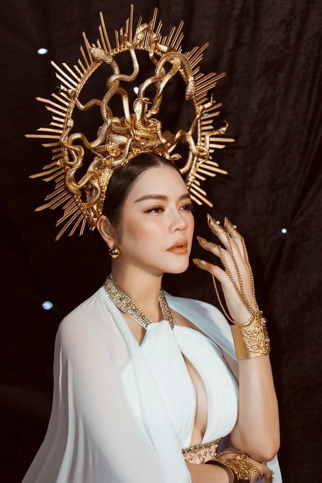 Vòng một nở nang được mỹ nhân U40 khoe triệt để trong những trang phục cắt xẻ táo bạo.