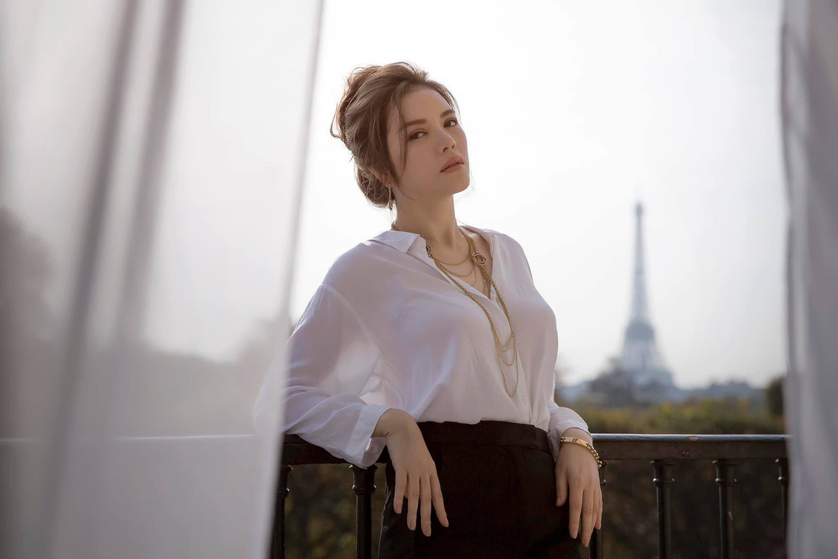 Ở tuổi 39, Lý Nhã Kỳ vẫn chưa lấy chồng. Cô được khen ngợi ngày càng trẻ trung và gợi cảm.